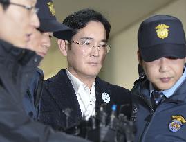 Special prosecutors summon Samsung boss for further investigation