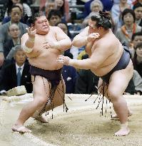 Sumo: Kisenosato marks yokozuna debut with win over Takekaze
