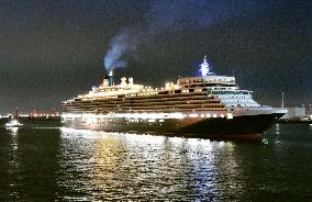 Luxury liner Queen Elizabeth arrives in Kobe