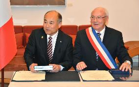Japanese, French villages of "love" strike accord