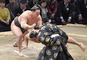 Sumo: Hakuho stays perfect, moves step closer to 40th c'ship