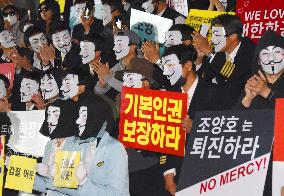 Korean Air staff protest against chairman