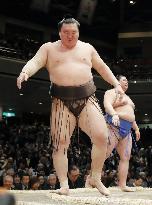 Sumo: Hakuho at New Year meet