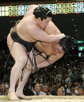 No change at the top as Hakuho, Harumafuji win at summer sumo