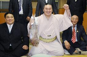 Hakuho downs Kotooshu to win autumn sumo