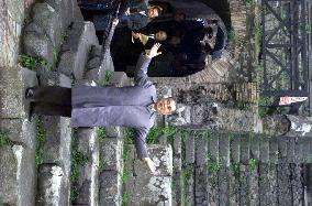 Obuchi visits ruins of Pompeii