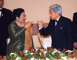 (2)Emperor, empress welcome Megawati at banquest