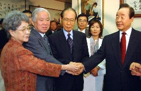 (1)Kin of Japanese abductees meet ex-N. Korean official