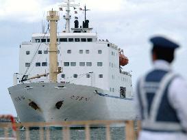 (1)Mangyongbong-92 arrives in Niigata