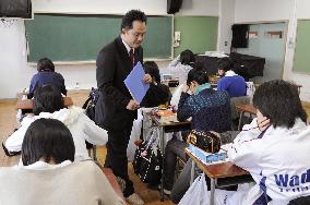 Tokyo junior high school starts classes offered by cram school