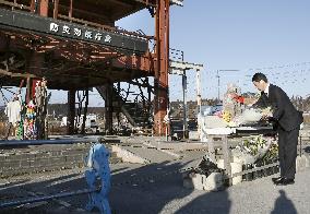 Miyagi Gov. Murai offers flowers at tsunami-ruined building
