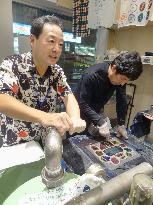 Facecloth shop opens in Tokyo to pass on special dyeing technique
