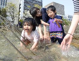 Japan hit with unseasonably hot weather
