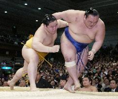 Asashoryu takes sole lead at spring sumo