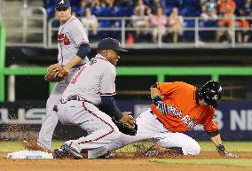 Ichiro marks season's 1st base steal