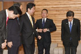 Abe in Cabinet meeting after announcing Pearl Harbor visit