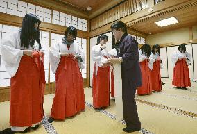 Part-time "miko" jobs for New Year