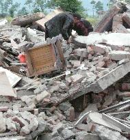 China earthquake -- Searching for salvageable household items