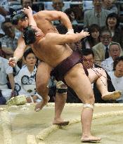 Takamisakari wins with rare technique at Nagoya sumo tourney