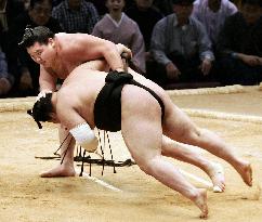 Hakuho defeats Goeido at Kyushu sumo