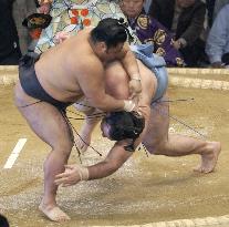 Bulgaria's Kotooshu starts with loss at Kyushu sumo