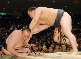 Asashoryu off to winning start at New Year sumo