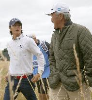 Ishikawa chats with Aoki in British Open practice round