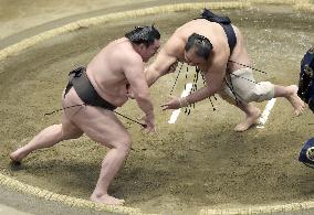 Hakuho remains unbeaten at New Year sumo tournament