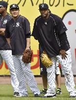 Tanaka takes fielding practice