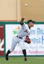 Leftfielder Ichiro guns down 2nd-base runner at home plate