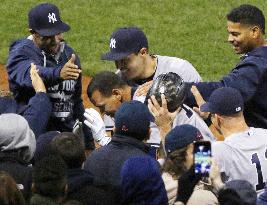 A-Rod hits 660th home run, ties Willie Mays