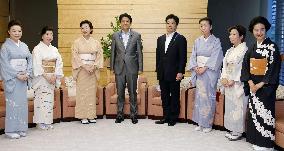 Premier Abe meets with "ryokan" inn proprietresses