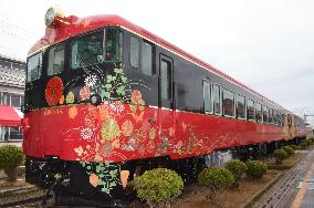 Tourist train featuring motifs from traditional Ishikawa crafts