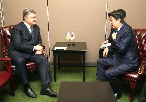 Abe, Poroshenko hold talks at UN headquarters