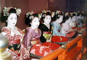 Kyoto group moves to set up pension scheme for geisha