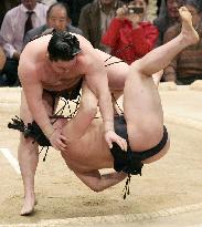 Mongolian grand champion Hakuho defeats countryman Ama