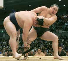 Asashoryu beats Chiyotaikai at spring sumo