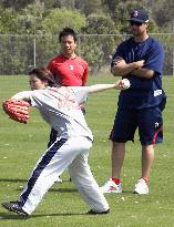 MLB pitcher helps Japan knuckleballer