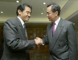 Aisawa meets Wang over N. Korea abductions