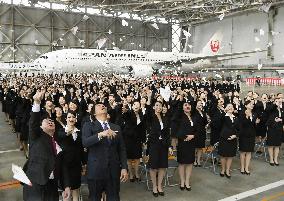 JAL holds welcoming ceremony for new employees