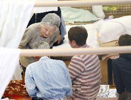 Emperor, empress visit quake-hit Kumamoto