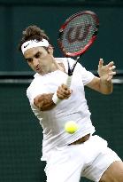 Federer powers into 3rd round at Wimbledon