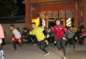 "Lucky Man" footrace at Japanese shrine