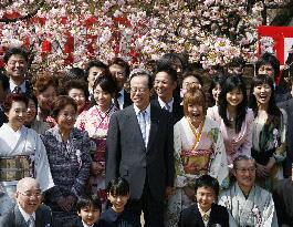 Fukuda hosts cherry-viewing party