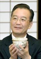 Chinese premier Wen enjoys tea in Kyoto