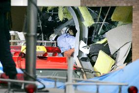 (12)Train derails, slams into apartment building in Hyogo Pref.
