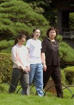 (2)Soga, two daughters stroll in Tokyo park