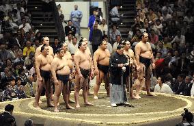 New JSA chief apologizes at outset of autumn sumo tournament