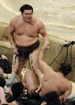 Hakuho secures 16th title, extends winning streak to 61