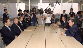 Hiranuma visits Niigata to apologize for TEPCO scandal